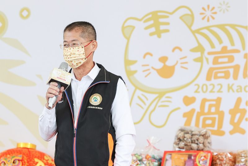 大高雄觀光商圈總會理事長王文雄致詞時表示將配合高雄燈會緊鑼密鼓用心布置街區,讓大家來高雄感受濃濃年節氣氛。 圖片來源:高市府經發局 大高雄觀光商圈總會理事長王文雄致詞時表示將配合高雄燈會緊鑼密鼓用心布置街區,讓大家來高雄感受濃濃年節氣氛。 圖片來源:高市府經發局