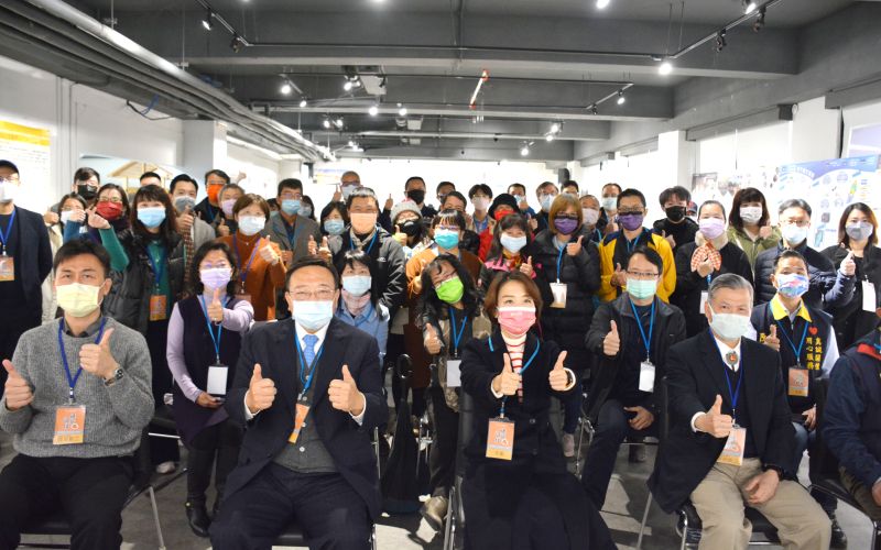 驛動新埔成果發表會開幕日有中華大學學務長閻克勤(前排左起)、校長劉維琪、董事長李姸慧、建築與設計學院院長何明錦以及多位貴賓一同參與。 圖片來源:中華大學 驛動新埔成果發表會開幕日有中華大學學務長閻克勤(前排左起)、校長劉維琪、董事長李姸慧、建築與設計學院院長何明錦以及多位貴賓一同參與。 圖片來源:中華大學