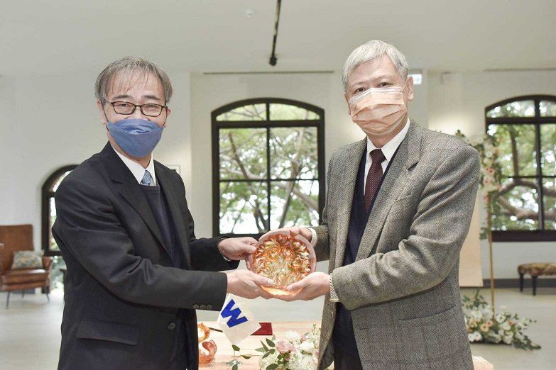 萬海航運公司謝福隆總經理與港務公司李賢義董事長互致贈紀念品。 圖片來源:台灣港務公司提供 萬海航運公司謝福隆總經理與港務公司李賢義董事長互致贈紀念品。 圖片來源:台灣港務公司提供