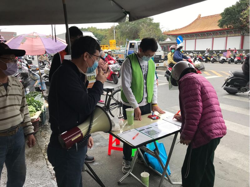 高市府經發局副局長高鎮遠(左二)提醒民眾進入市場前落實實聯制登記,呼籲現在是防疫關鍵期,要遵守防疫規定。 圖片來源:高市府經發局 高市府經發局副局長高鎮遠(左二)提醒民眾進入市場前落實實聯制登記,呼籲現在是防疫關鍵期,要遵守防疫規定。 圖片來源:高市府經發局
