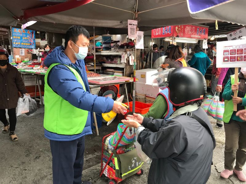 民眾進入哈囉市場前配合自治組織管理人員落實手部消毒,一起遵守防疫措施,全力阻斷疫情傳播。 圖片來源:高市府經發局 民眾進入哈囉市場前配合自治組織管理人員落實手部消毒,一起遵守防疫措施,全力阻斷疫情傳播。 圖片來源:高市府經發局