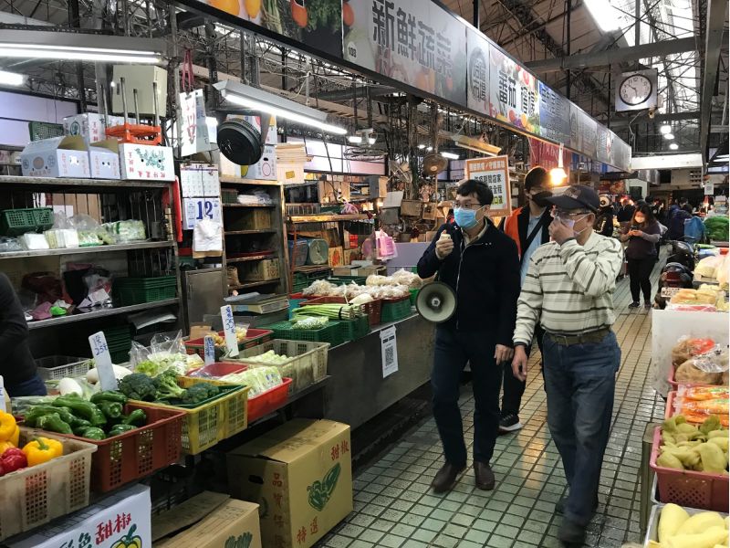 高市府經發局副局長高鎮遠12日率隊赴哈囉市場,手持大聲公逐攤宣導防疫措施,積極防堵疫情擴散。 圖片來源:高市府經發局 高市府經發局副局長高鎮遠12日率隊赴哈囉市場,手持大聲公逐攤宣導防疫措施,積極防堵疫情擴散。 圖片來源:高市府經發局