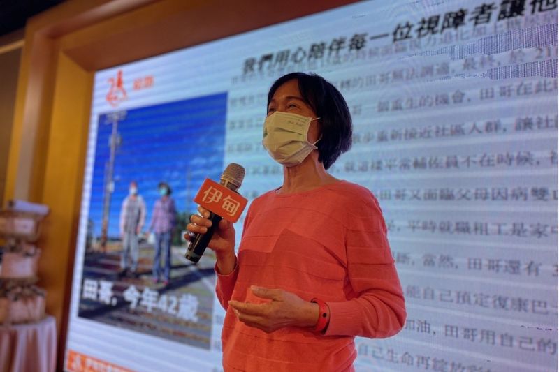 視障輔佐員曾麗香分享服務田哥為她贏得成就感。  圖片來源：尹甸基金會