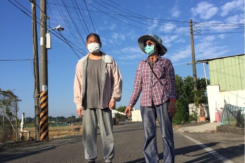 視障輔佐員曾麗香(右)服務視障朋友田哥(左)人生變彩色。  圖片來源：尹甸基金會