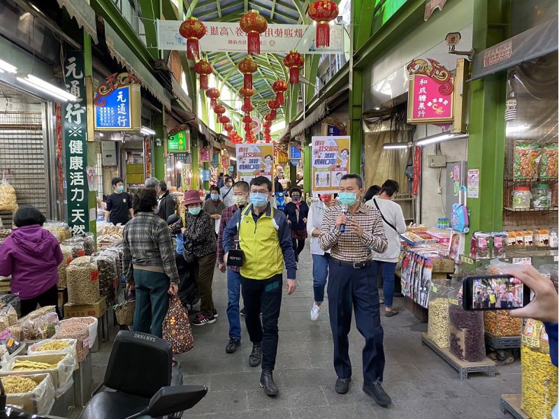 經發局高鎮遠副局長、大高雄商圈總會王文雄總會長及三鳳中街伍進昌理事長一同在三鳳中街宣導戴口罩、不試吃等防疫措施。 圖片來源:高市府經發局 經發局高鎮遠副局長、大高雄商圈總會王文雄總會長及三鳳中街伍進昌理事長一同在三鳳中街宣導戴口罩、不試吃等防疫措施。 圖片來源:高市府經發局