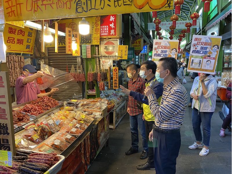 三鳳中街店家配合政府防疫規範,自主貼出不提供試吃標語。 圖片來源:高市府經發局 三鳳中街店家配合政府防疫規範,自主貼出不提供試吃標語。 圖片來源:高市府經發局