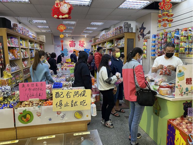 經宣導三鳳中街店家配合政府防疫規範,立刻將熟食加蓋。 圖片來源:高市府經發局 經宣導三鳳中街店家配合政府防疫規範,立刻將熟食加蓋。 圖片來源:高市府經發局