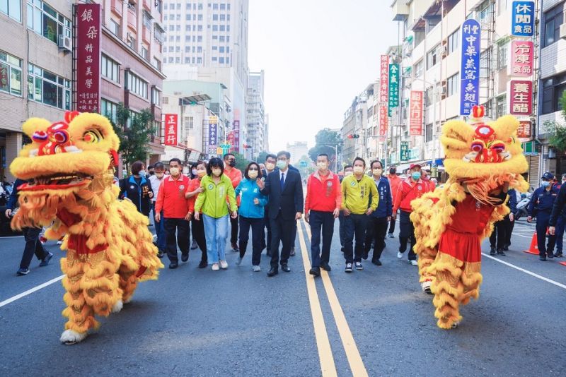2022高雄過好年活動由吉祥舞獅團引領陳其邁市長及與會貴賓至活動會場揭開序幕。