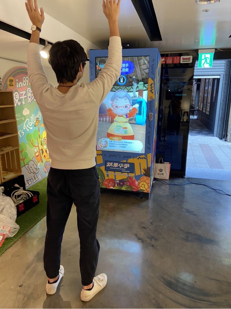 配合電影上映於1/14至2/15在駁二及大立in89電影院設置妖果小學AR魔方互動體感遊戲機,歡迎民眾前往體驗。 圖片來源:高市府經發局 配合電影上映於1/14至2/15在駁二及大立in89電影院設置妖果小學AR魔方互動體感遊戲機,歡迎民眾前往體驗。 圖片來源:高市府經發局