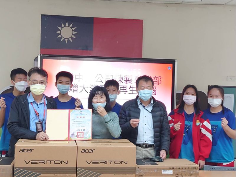 高英工商教師研習時數連續5年蟬聯全國第一名 教師專業研習提升教學力 傾囊相授高英學子好幸福 圖片來源:記者 高英工商教師研習時數連續5年蟬聯全國第一名 教師專業研習提升教學力 傾囊相授高英學子好幸福 圖片來源:記者