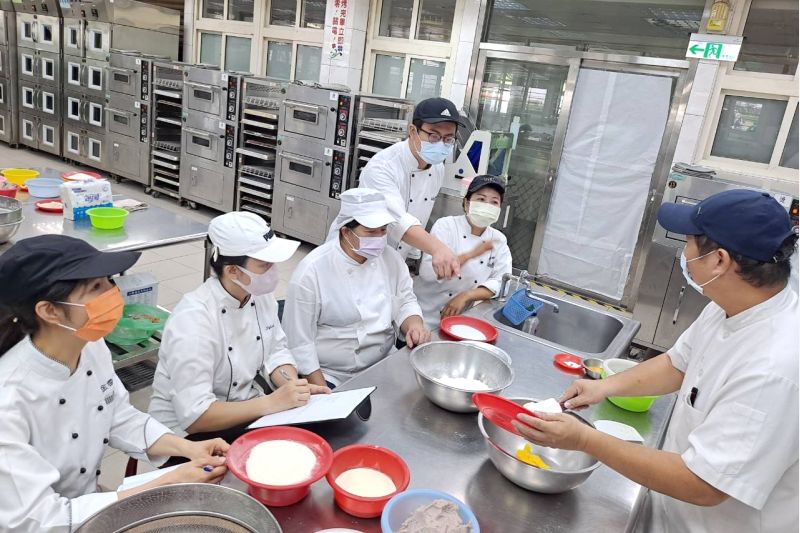 高英工商教師研習時數連續5年蟬聯全國第一名 教師專業研習提升教學力 傾囊相授高英學子好幸福 高英工商教師研習時數連續5年蟬聯全國第一名 教師專業研習提升教學力 傾囊相授高英學子好幸福