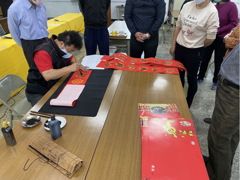 薪傳獎大師王宏隆21日在岡山警分局三樓禮堂,現場揮毫贈春聯予警察兄弟姊妹們。 圖片來源:岡山警分局 薪傳獎大師王宏隆21日在岡山警分局三樓禮堂,現場揮毫贈春聯予警察兄弟姊妹們。 圖片來源:岡山警分局