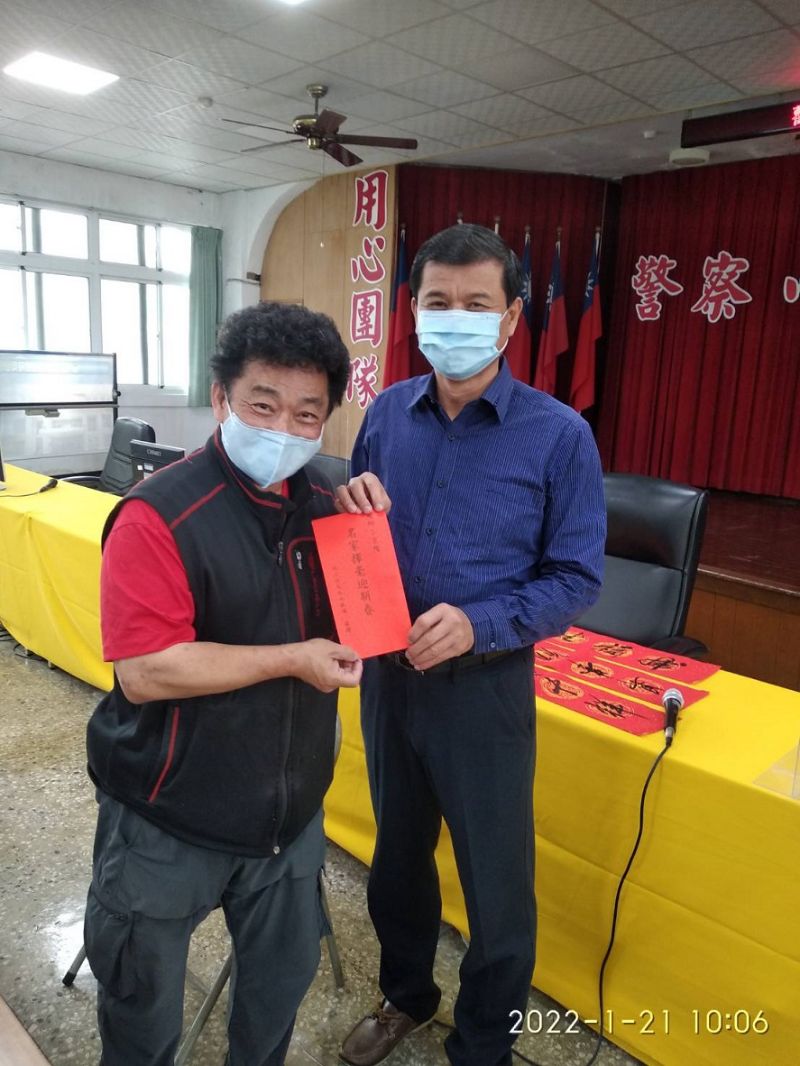 副分局長吳昇航代表分局感謝。 圖片來源:岡山警分局 副分局長吳昇航代表分局感謝。 圖片來源:岡山警分局