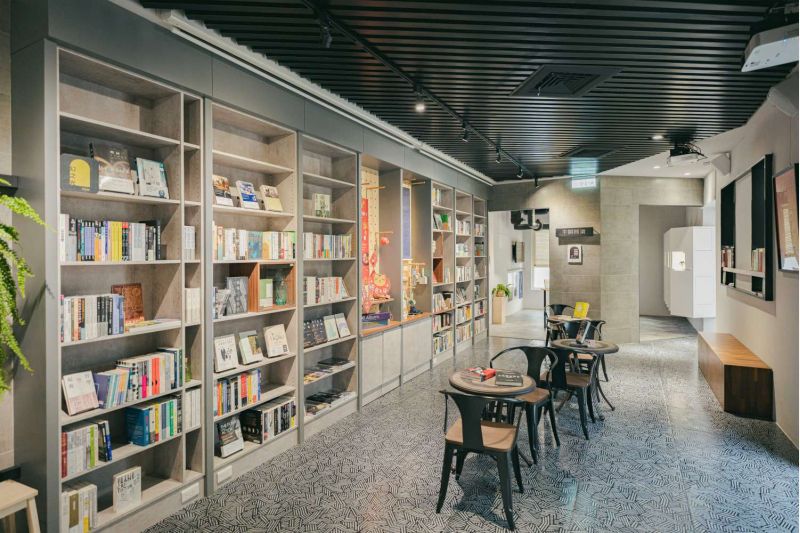 影博館後棟一樓「光盒子書店」選書餘3千餘冊,依全球電影產業地域與歷史文學、生活風格、藝術設計、精選文學等分類,打造選書獨特且豐富的「電影書牆」。 圖片來源:新竹市政府 影博館後棟一樓「光盒子書店」選書餘3千餘冊,依全球電影產業地域與歷史文學、生活風格、藝術設計、精選文學等分類,打造選書獨特且豐富的「電影書牆」。 圖片來源:新竹市政府