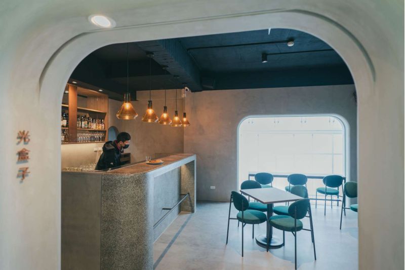 二樓「光盒子BISTRO」餐酒館提供精緻餐點,並串聯影院及書店活動企劃,推出向經典電影致敬套餐,營業至凌晨1時。 圖片來源:新竹市政府 二樓「光盒子BISTRO」餐酒館提供精緻餐點,並串聯影院及書店活動企劃,推出向經典電影致敬套餐,營業至凌晨1時。 圖片來源:新竹市政府