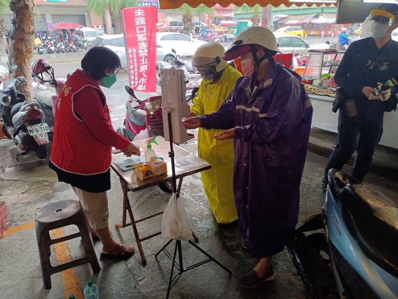 民有瑞興市場工作人員於市場出入口協助民眾落實實聯制、量額溫及手部清消,全力圍堵疫情擴散。 圖片來源:高市府經發局 民有瑞興市場工作人員於市場出入口協助民眾落實實聯制、量額溫及手部清消,全力圍堵疫情擴散。 圖片來源:高市府經發局