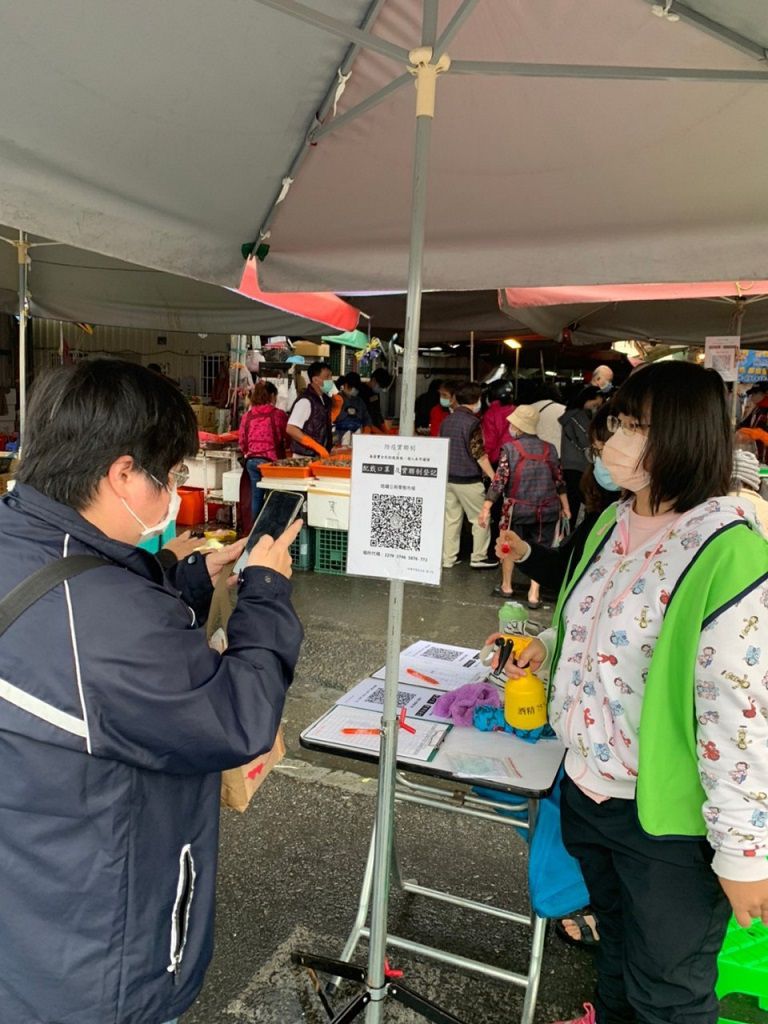 民有瑞興市場工作人員於市場出入口協助民眾落實實聯制、量額溫及手部清消，全力圍堵疫情擴散。  圖片來源：高市府經發局