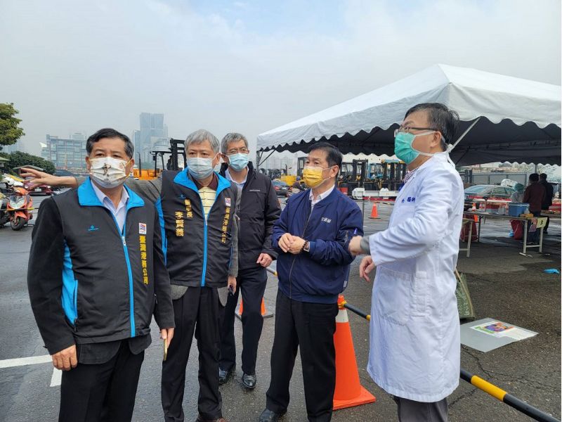 交通部常務次長祁文中特別南下指揮調度,並與臺灣港務董事長李賢義及航港局長葉協隆進駐應變中心。 圖片來源:台灣港務公司提供 交通部常務次長祁文中特別南下指揮調度,並與臺灣港務董事長李賢義及航港局長葉協隆進駐應變中心。 圖片來源:台灣港務公司提供