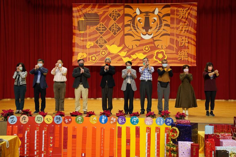 吳校長率領二位副校長及現場主管向教職員工生及校友拜年 圖片來源:高師大提供 吳校長率領二位副校長及現場主管向教職員工生及校友拜年 圖片來源:高師大提供