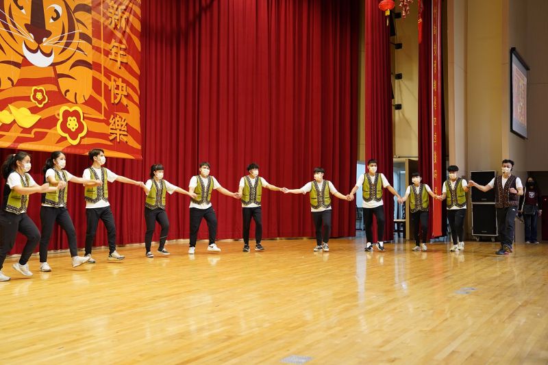 原民運產班同學在杜昭聖老師指導下以「慶豐收」舞曲拉開序幕 圖片來源:高師大提供 原民運產班同學在杜昭聖老師指導下以「慶豐收」舞曲拉開序幕 圖片來源:高師大提供