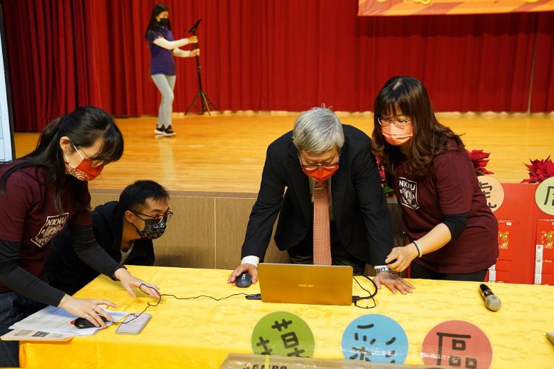 吳校長在人事室張主任陪同下以電腦抽出「眾虎同心」獎項 圖片來源:高師大提供 吳校長在人事室張主任陪同下以電腦抽出「眾虎同心」獎項 圖片來源:高師大提供