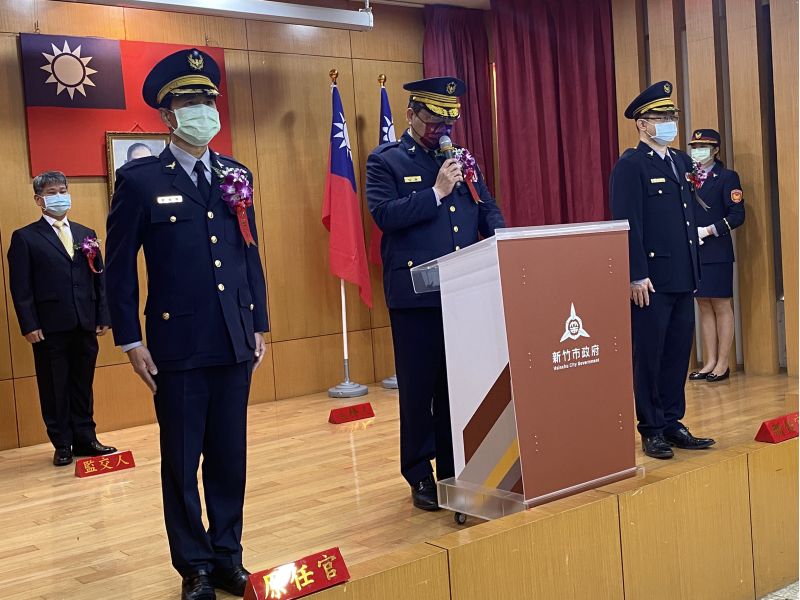 新竹市警察局長郭士傑主持二分局新卸任分局長文接，左為卸任分局長謝政憲，右為新任分局長蘇偉荃。  圖片來源：新竹市警察局