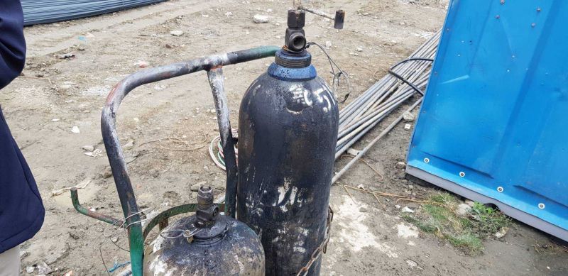 燃燒之鋼瓶，且吹管未裝設安全器  圖片來源：記者