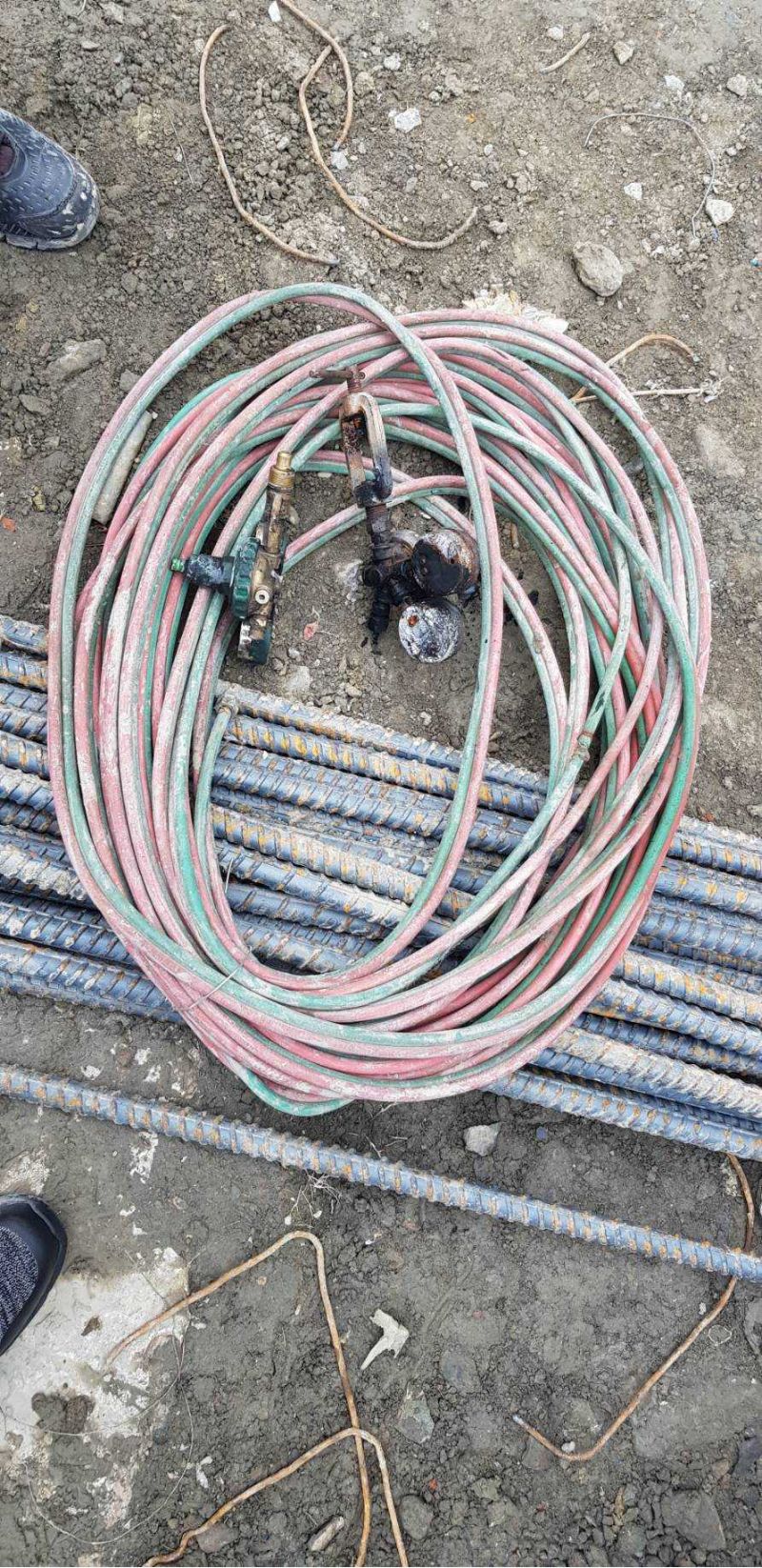 燃燒之鋼瓶，且吹管未裝設安全器  圖片來源：記者