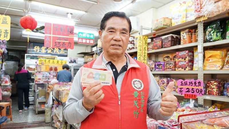 高雄200元五倍券換400元商圈夜市券,不僅帶動商圈夜市業績成長,同時也是最受歡迎的地方加碼券,接連兩波換發都引發熱潮。 圖片來源:高市府經發局 高雄200元五倍券換400元商圈夜市券,不僅帶動商圈夜市業績成長,同時也是最受歡迎的地方加碼券,接連兩波換發都引發熱潮。 圖片來源:高市府經發局