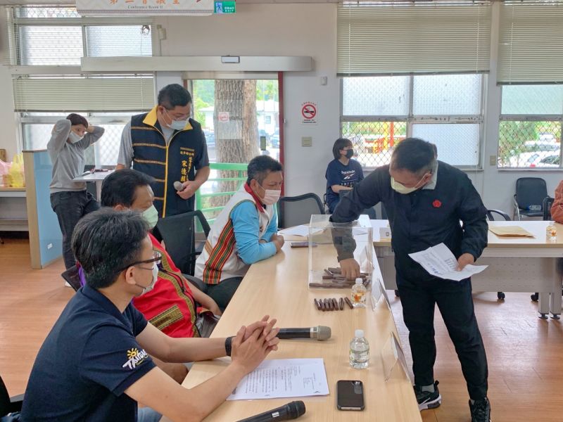 延平鄉長胡黄廣文主持役男抽籤