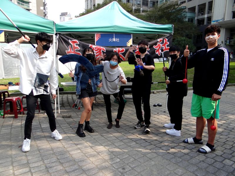 正修社團博覽會熱滾 光火舞蹈吸睛  圖片來源：記者