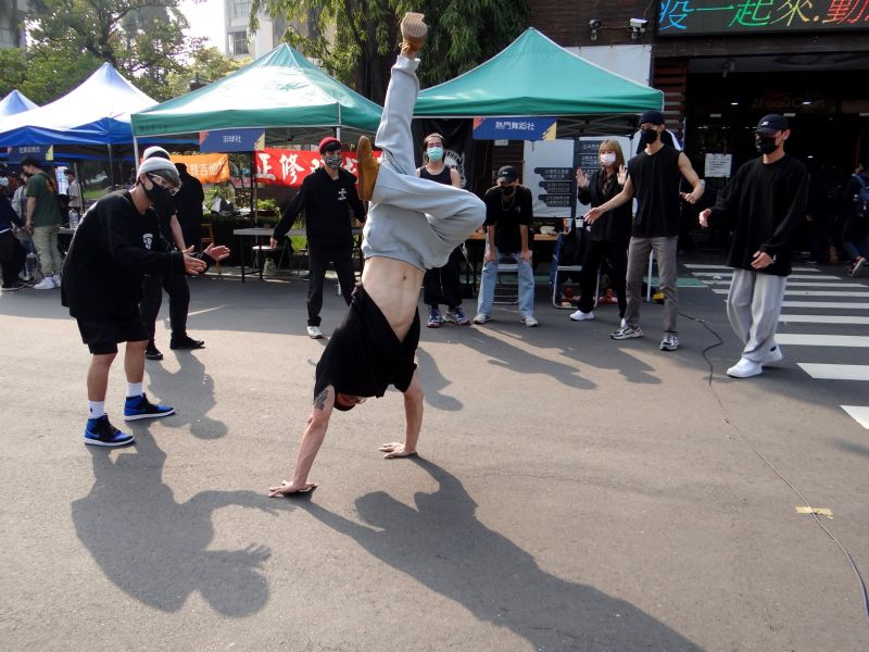 正修社團博覽會熱滾 光火舞蹈吸睛  圖片來源：記者