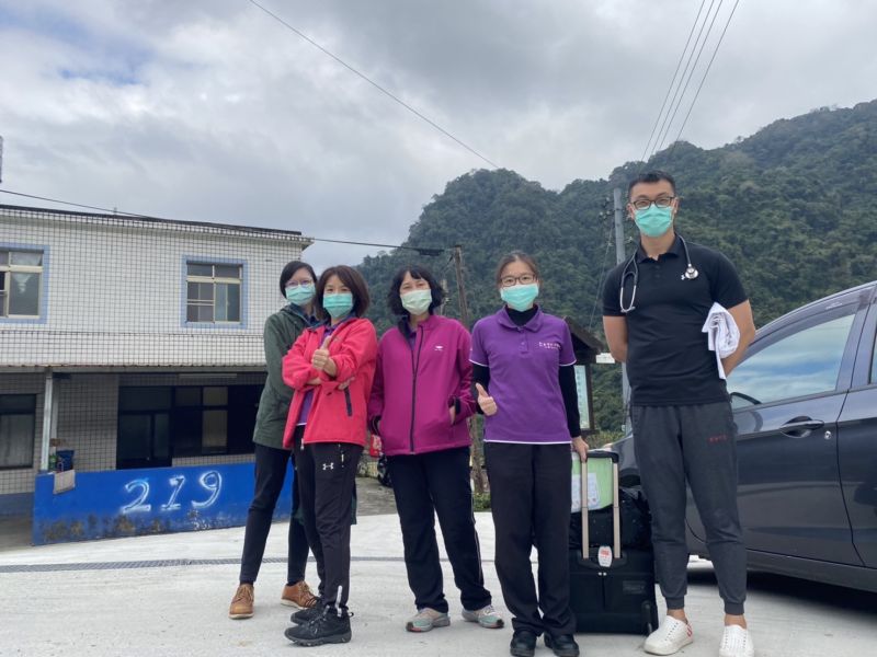 靈芝(聆知)qpacing居家醫療整合性照護團隊,右為桃山部落醫療站林敬晃醫師。 圖片來源:新竹馬偕醫院 靈芝(聆知)qpacing居家醫療整合性照護團隊,右為桃山部落醫療站林敬晃醫師。 圖片來源:新竹馬偕醫院
