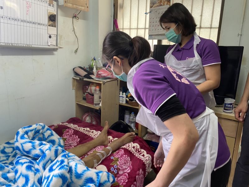 安寧居家護理師協助原鄉病人傷口護理 圖片來源:新竹馬偕醫院 安寧居家護理師協助原鄉病人傷口護理 圖片來源:新竹馬偕醫院