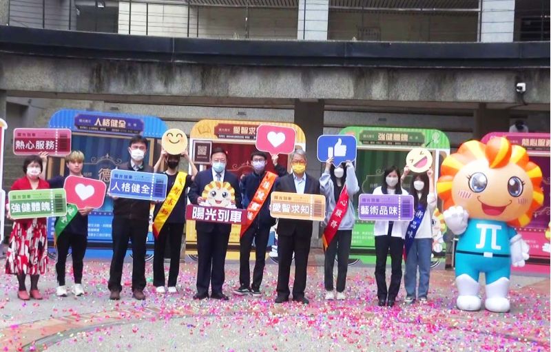 陽光列車校園巡禮啟動儀式由通識中心主任梁美惠(前排左起)、學務長閻克勤、校長劉維琪、副校長解鴻年及圖資處長曾秋蓉鳴笛起跑 圖片來源:中華大學 陽光列車校園巡禮啟動儀式由通識中心主任梁美惠(前排左起)、學務長閻克勤、校長劉維琪、副校長解鴻年及圖資處長曾秋蓉鳴笛起跑 圖片來源:中華大學