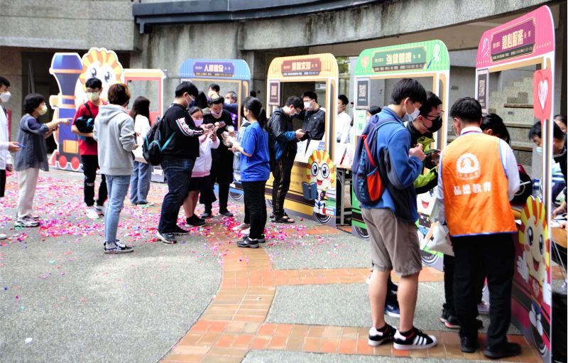 陽光列車校園巡禮活動開幕第一天就吸引許多同學駐留報名參與 圖片來源:中華大學 陽光列車校園巡禮活動開幕第一天就吸引許多同學駐留報名參與 圖片來源:中華大學