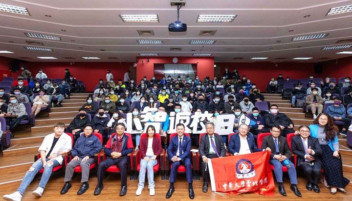 竹市長林智堅(前排左5)和中華大學董事長李姸慧(前排左4)、副校長解鴻年(前排右5)與全體師生合影留念  圖片來源：中華大學