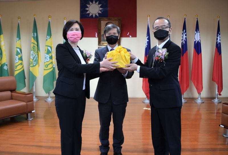 高雄關4月1日上午舉行卸、新任關務長交接及宣誓典禮,由關務署彭署長英偉(中)親自主持監交,卸任蘇關務長淑貞(左)陞任關務署副署長,由該關副關務長陳木榮(右)接篆視事。 圖片來源:吳進仁攝 高雄關4月1日上午舉行卸、新任關務長交接及宣誓典禮,由關務署彭署長英偉(中)親自主持監交,卸任蘇關務長淑貞(左)陞任關務署副署長,由該關副關務長陳木榮(右)接篆視事。 圖片來源:吳進仁攝