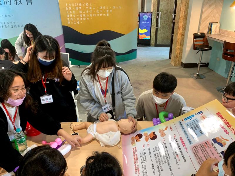正修幼保競技體驗營夯 垂滑降過癮 CPR娃娃急救專業 圖片來源:記者 正修幼保競技體驗營夯 垂滑降過癮 CPR娃娃急救專業 圖片來源:記者