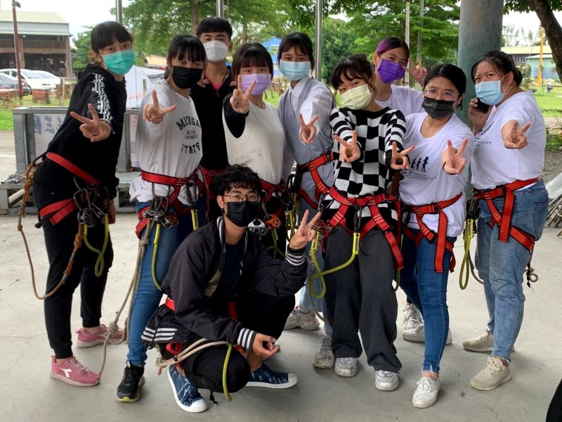正修幼保競技體驗營夯 垂滑降過癮 CPR娃娃急救專業 圖片來源:記者 正修幼保競技體驗營夯 垂滑降過癮 CPR娃娃急救專業 圖片來源:記者