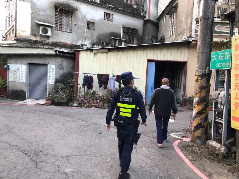 警方確認身分後便立刻將林男送返家中交由親友照顧，化解了一場誤會。  圖片來源：吳進仁翻攝
