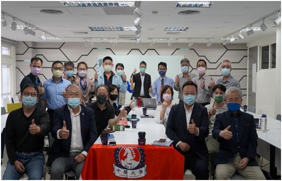 毛治國講座後和師生合影留念,結束了這場如醍醐灌頂般春風化雨的美麗午後。 圖片來源:中華大學 毛治國講座後和師生合影留念,結束了這場如醍醐灌頂般春風化雨的美麗午後。 圖片來源:中華大學