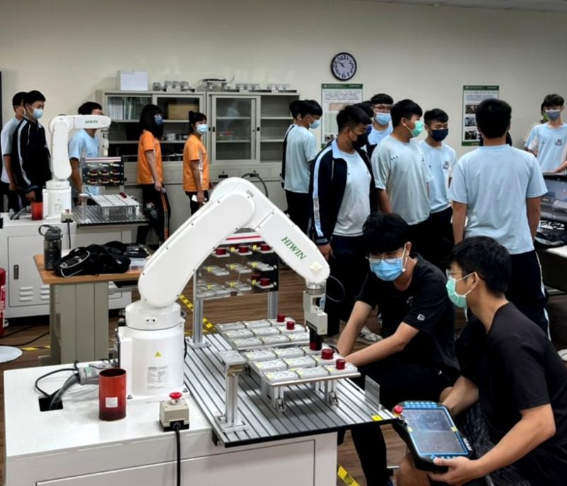 正修機器人工作坊體驗營 , 圖片來源:記者 正修機器人工作坊體驗營 , 圖片來源:記者