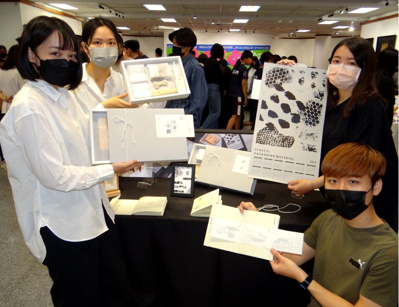 正修視傳系畢業展成果 『塊...塊撞到了』 一切的一切不只是設計 圖片來源:記者 正修視傳系畢業展成果 『塊...塊撞到了』 一切的一切不只是設計 圖片來源:記者