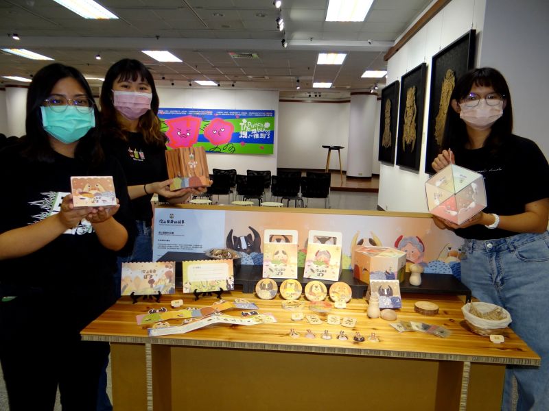 正修視傳系畢業展成果 『塊...塊撞到了』 一切的一切不只是設計 圖片來源:記者 正修視傳系畢業展成果 『塊...塊撞到了』 一切的一切不只是設計 圖片來源:記者