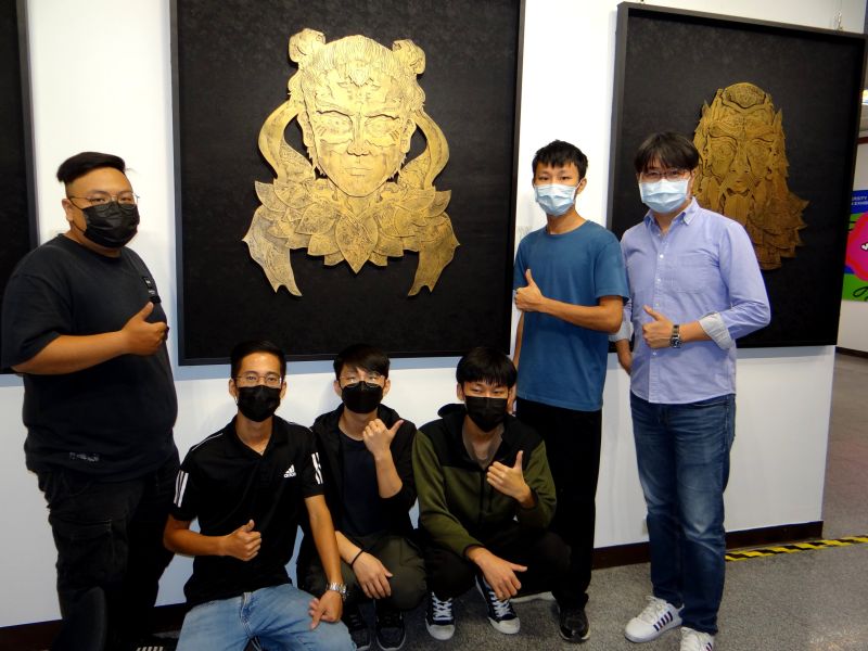 正修視傳系畢業展成果 『塊...塊撞到了』 一切的一切不只是設計 圖片來源:記者 正修視傳系畢業展成果 『塊...塊撞到了』 一切的一切不只是設計 圖片來源:記者