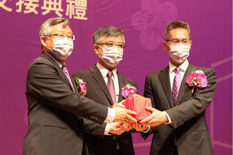 高為元（右）在教育部政務次長劉孟奇（中）監交下，從賀陳弘（左）手中接過印信，就任國立清華大學校長。  圖片來源：清華大學
