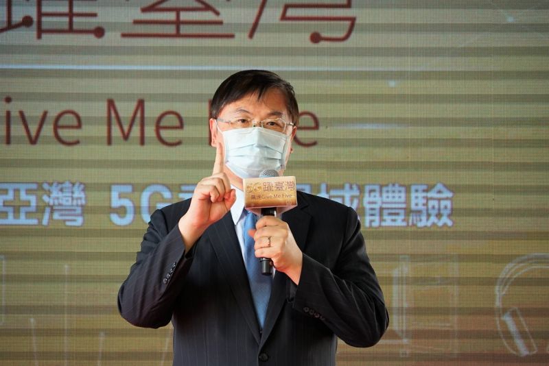 高雄市副市長羅達生出席活動時表示亞灣是全台首個5G 研發專網核准場域,市府將與NCC及業者密切合作,打造高雄成為國際級的智慧科技城市。 圖片來源:高市府經發局 高雄市副市長羅達生出席活動時表示亞灣是全台首個5G 研發專網核准場域,市府將與NCC及業者密切合作,打造高雄成為國際級的智慧科技城市。 圖片來源:高市府經發局