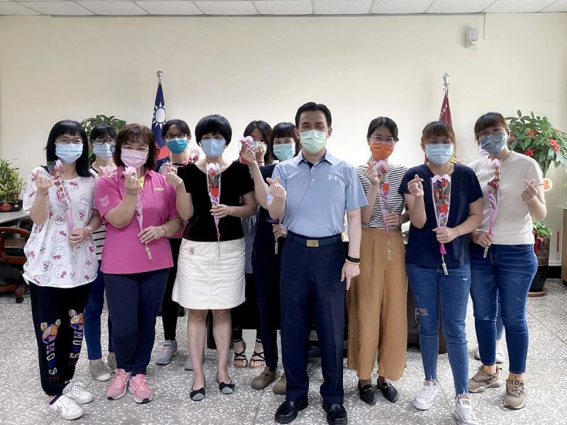 湖內警分局長蔡鴻謀分局為感謝所有女性同仁的辛勞,特別致贈康乃馨並一一獻上祝福,感謝她們平日默默為警察這個大家庭的付出。 圖片來源:吳進仁翻攝 湖內警分局長蔡鴻謀分局為感謝所有女性同仁的辛勞,特別致贈康乃馨並一一獻上祝福,感謝她們平日默默為警察這個大家庭的付出。 圖片來源:吳進仁翻攝