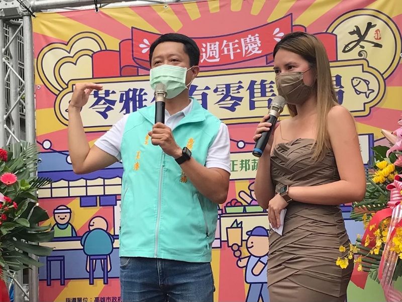 苓雅公有市場會長王璿(左)表示苓雅市場遷址營運滿一甲子,請大家在母親節前夕帶媽媽迺菜市、試手氣、買好物。 圖片來源:高市府經發局 苓雅公有市場會長王璿(左)表示苓雅市場遷址營運滿一甲子,請大家在母親節前夕帶媽媽迺菜市、試手氣、買好物。 圖片來源:高市府經發局